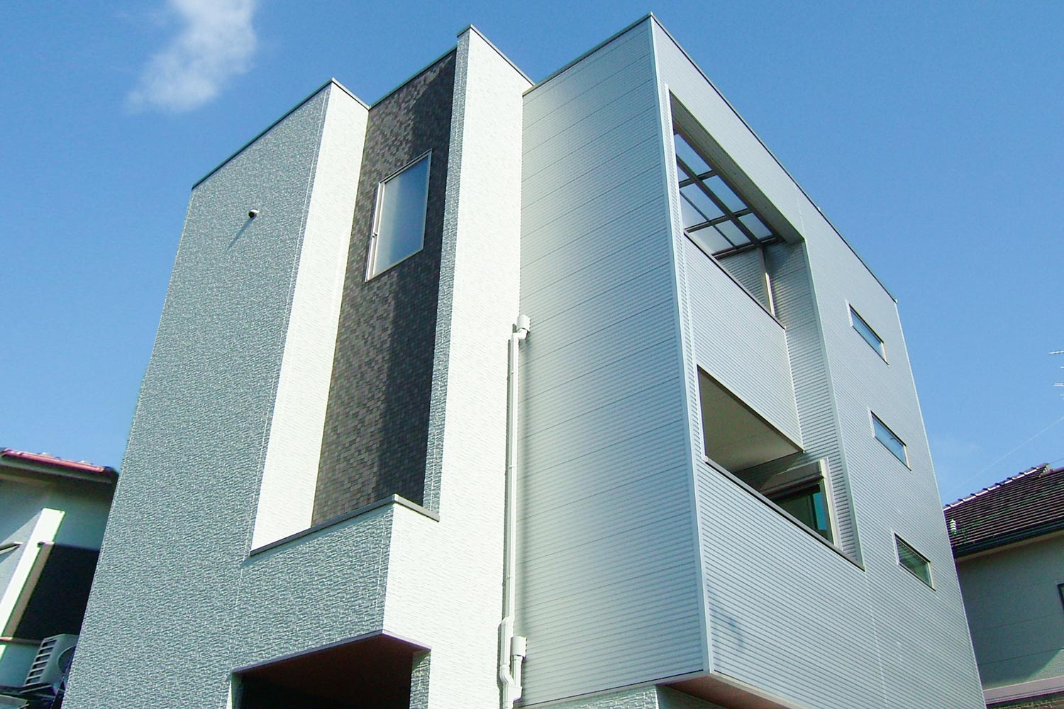 堺市K様邸の画像。近代的な四角い家。